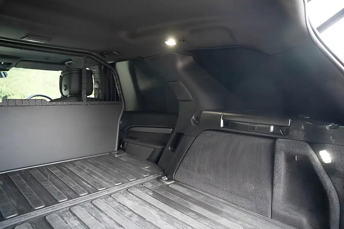Used 2024 Land Rover Discovery Dynamic Hse Black - Interior and Exterior details 14