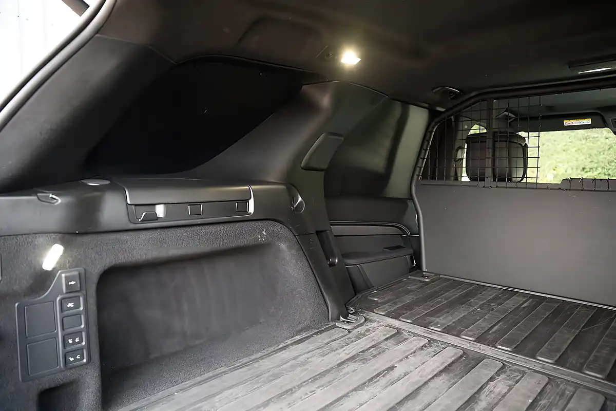 Used 2024 Land Rover Discovery Dynamic Hse Black - Interior and Exterior details 15