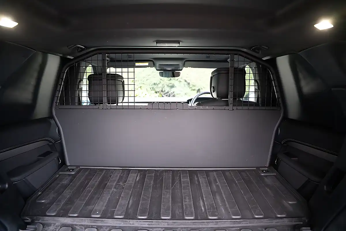 Used 2024 Land Rover Discovery Dynamic Hse Black - Interior and Exterior details 16