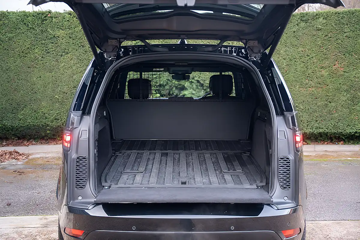 Used 2024 Land Rover Discovery Dynamic Hse Black - Interior and Exterior details 2