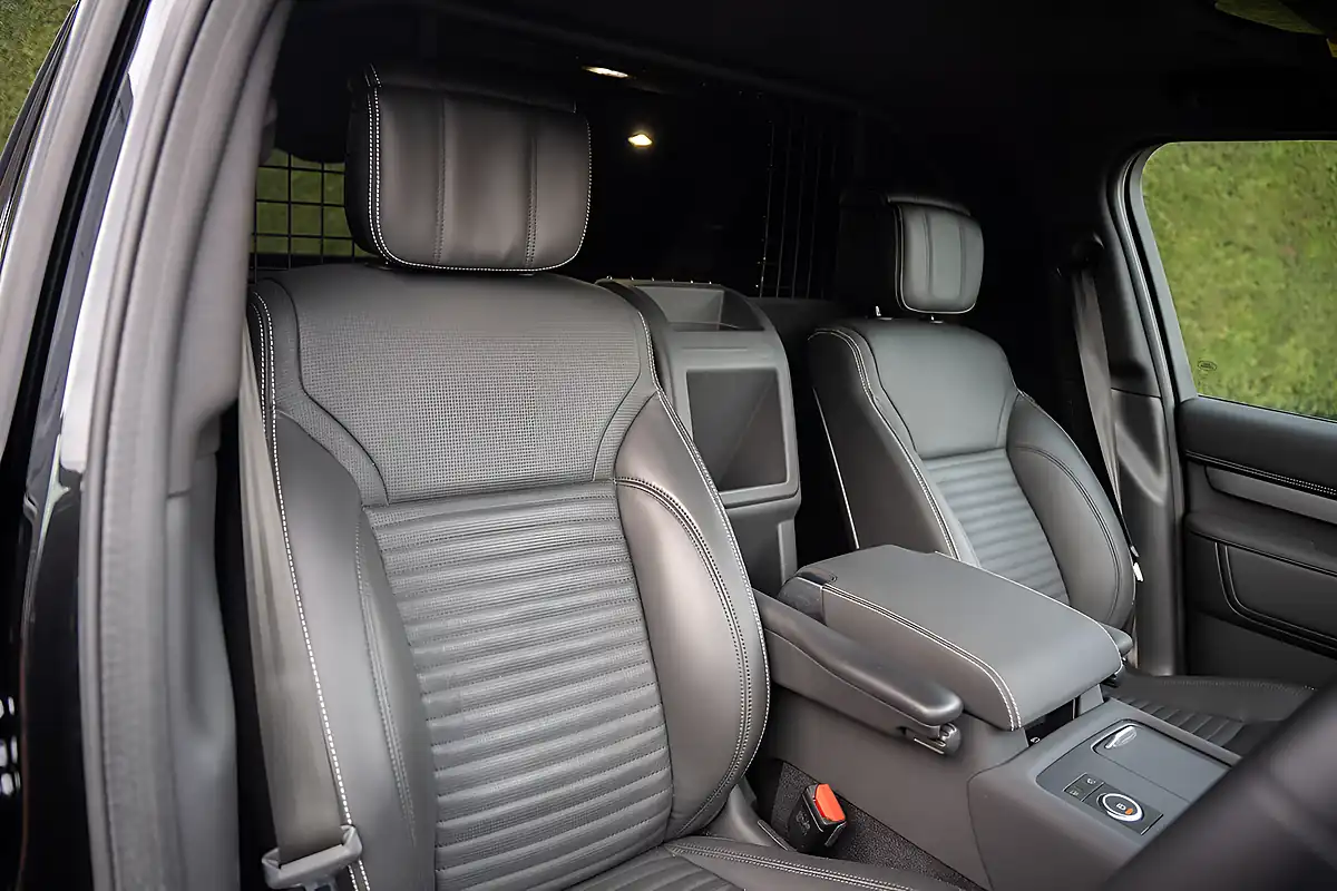 Used 2024 Land Rover Discovery Dynamic Hse Black - Interior and Exterior details 3