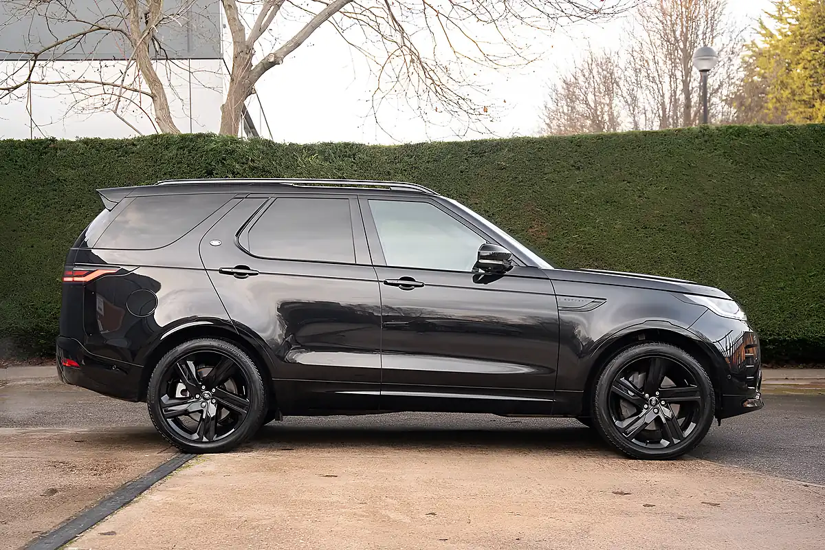 Used 2024 Land Rover Discovery Dynamic Hse Black - Interior and Exterior details 6