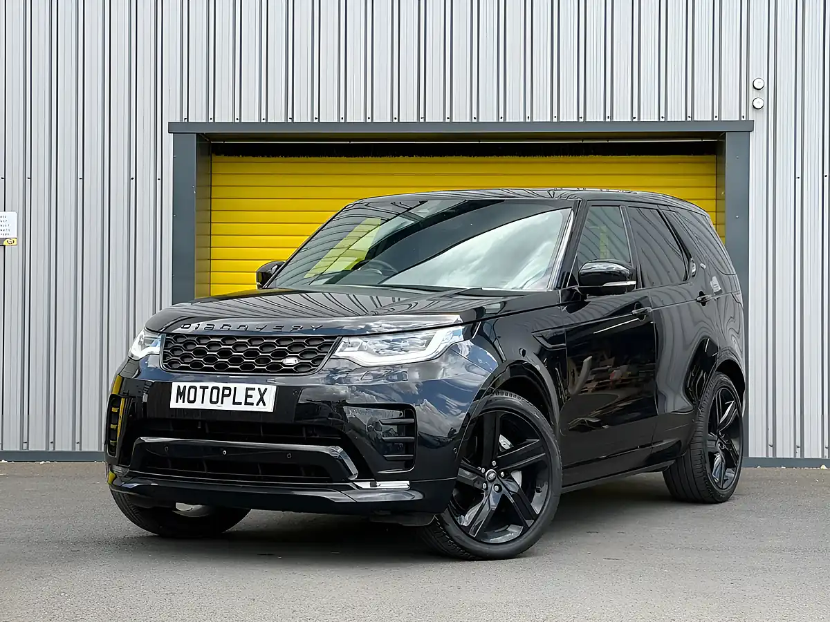Used 2024 Land Rover Discovery Dynamic Hse Black - Front View