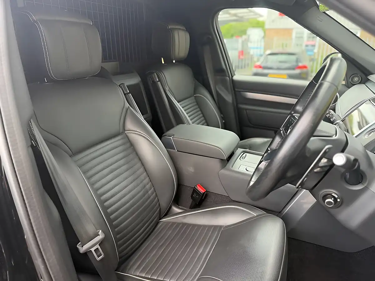Used 2024 Land Rover Discovery Dynamic Hse Black - Interior and Exterior details 10