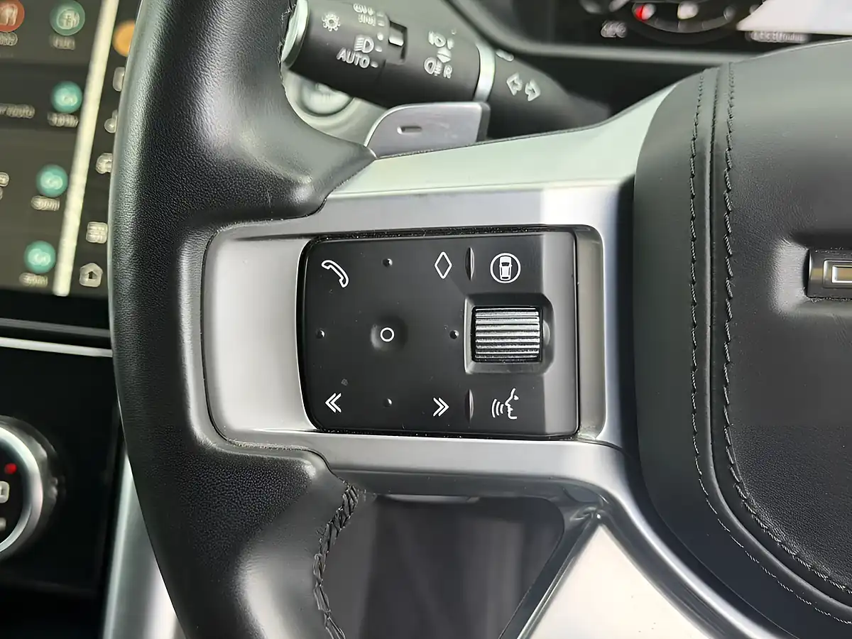 Used 2024 Land Rover Discovery Dynamic Hse Black - Interior and Exterior details 16