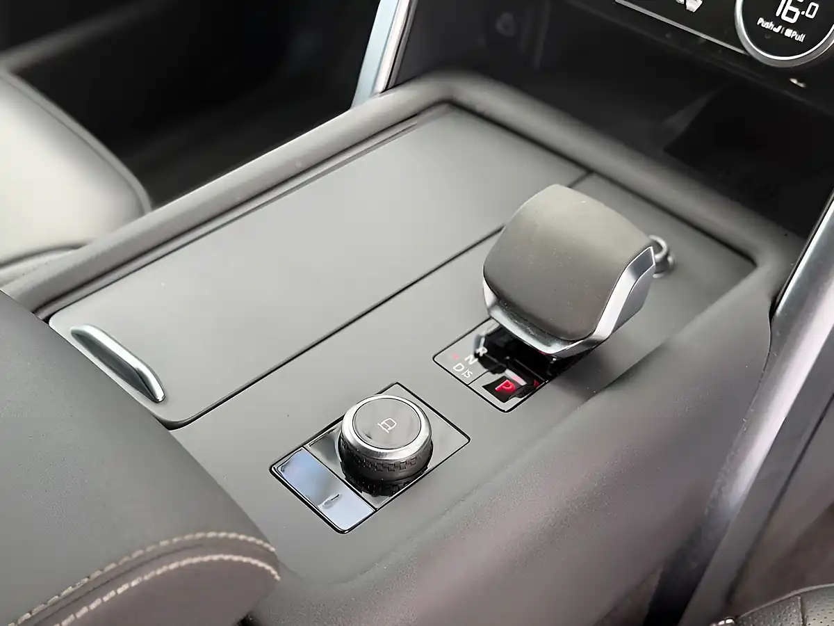 Used 2024 Land Rover Discovery Dynamic Hse Black - Interior and Exterior details 17