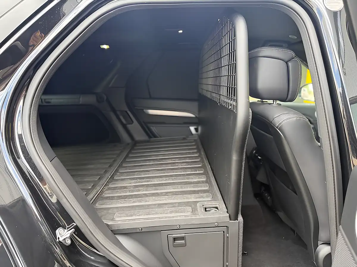Used 2024 Land Rover Discovery Dynamic Hse Black - Interior and Exterior details 19