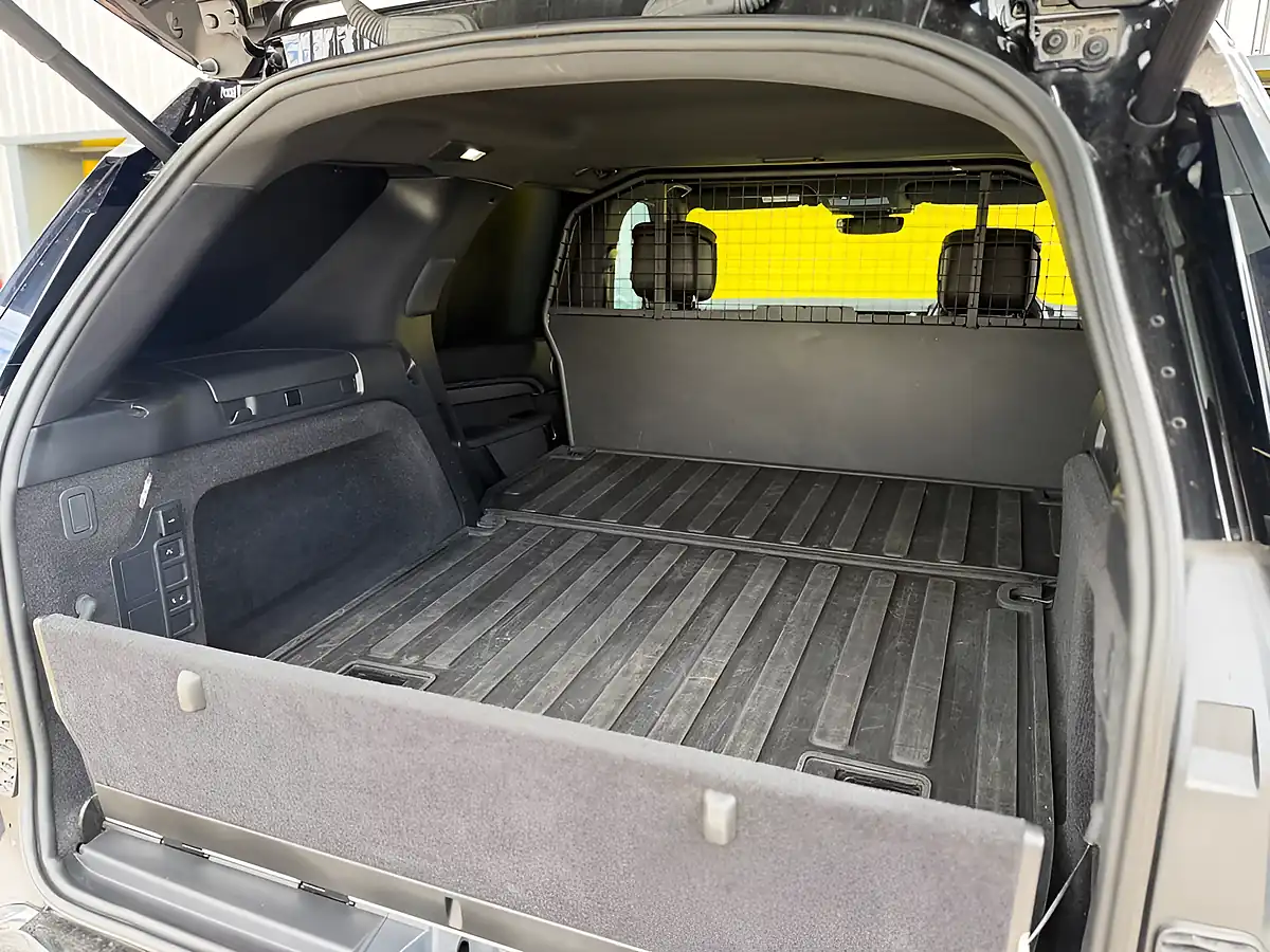 Used 2024 Land Rover Discovery Dynamic Hse Black - Interior and Exterior details 20