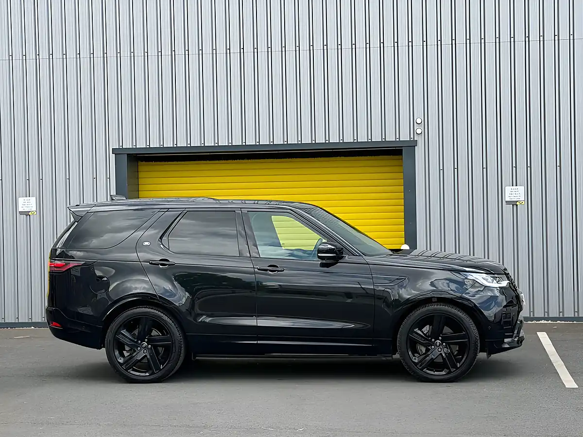 Used 2024 Land Rover Discovery Dynamic Hse Black - Interior and Exterior details 6