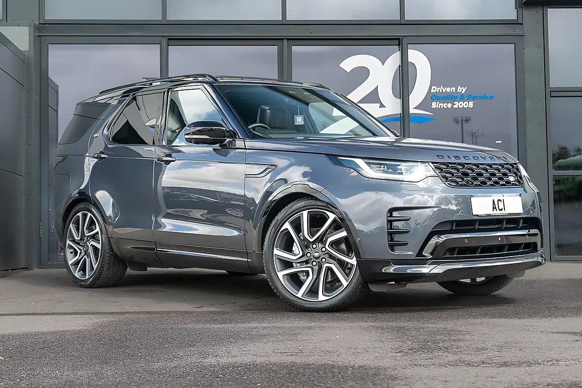 Used 2024 Land Rover Discovery R-Dynamic Hse Varesine Blue - Front View