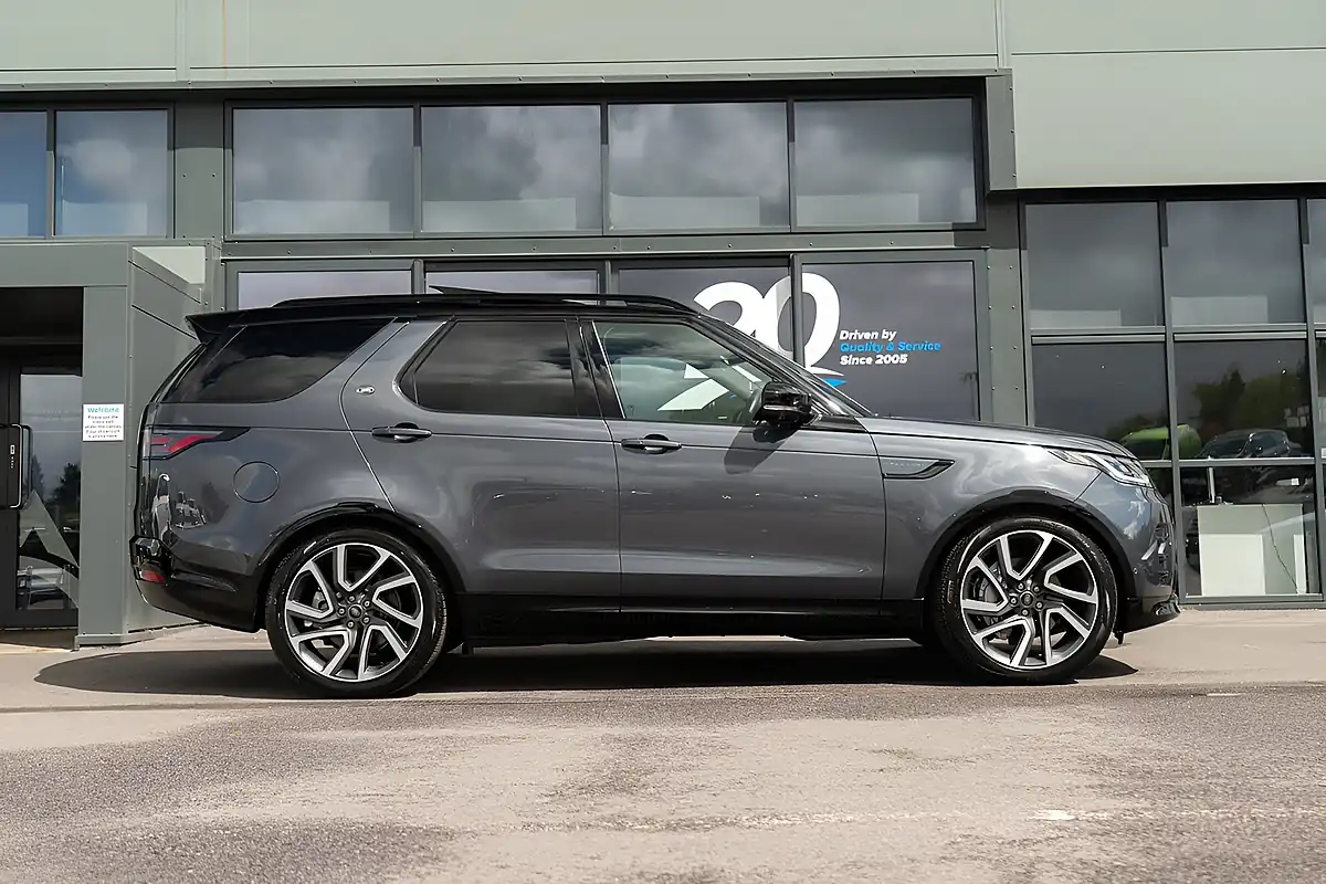 Used 2024 Land Rover Discovery R-Dynamic Hse Varesine Blue - Interior and Exterior details 19
