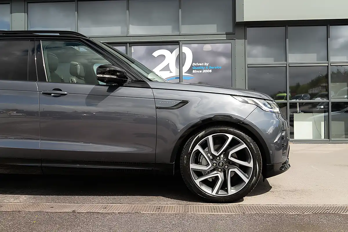 Used 2024 Land Rover Discovery R-Dynamic Hse Varesine Blue - Interior and Exterior details 20