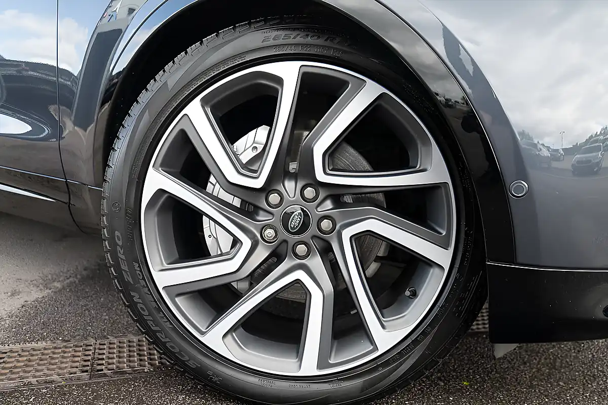 Used 2024 Land Rover Discovery R-Dynamic Hse Varesine Blue - Interior and Exterior details 7