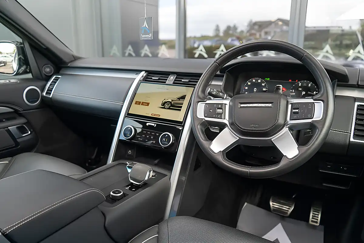 Used 2024 Land Rover Discovery R-Dynamic Hse Varesine Blue - Interior and Exterior details 8