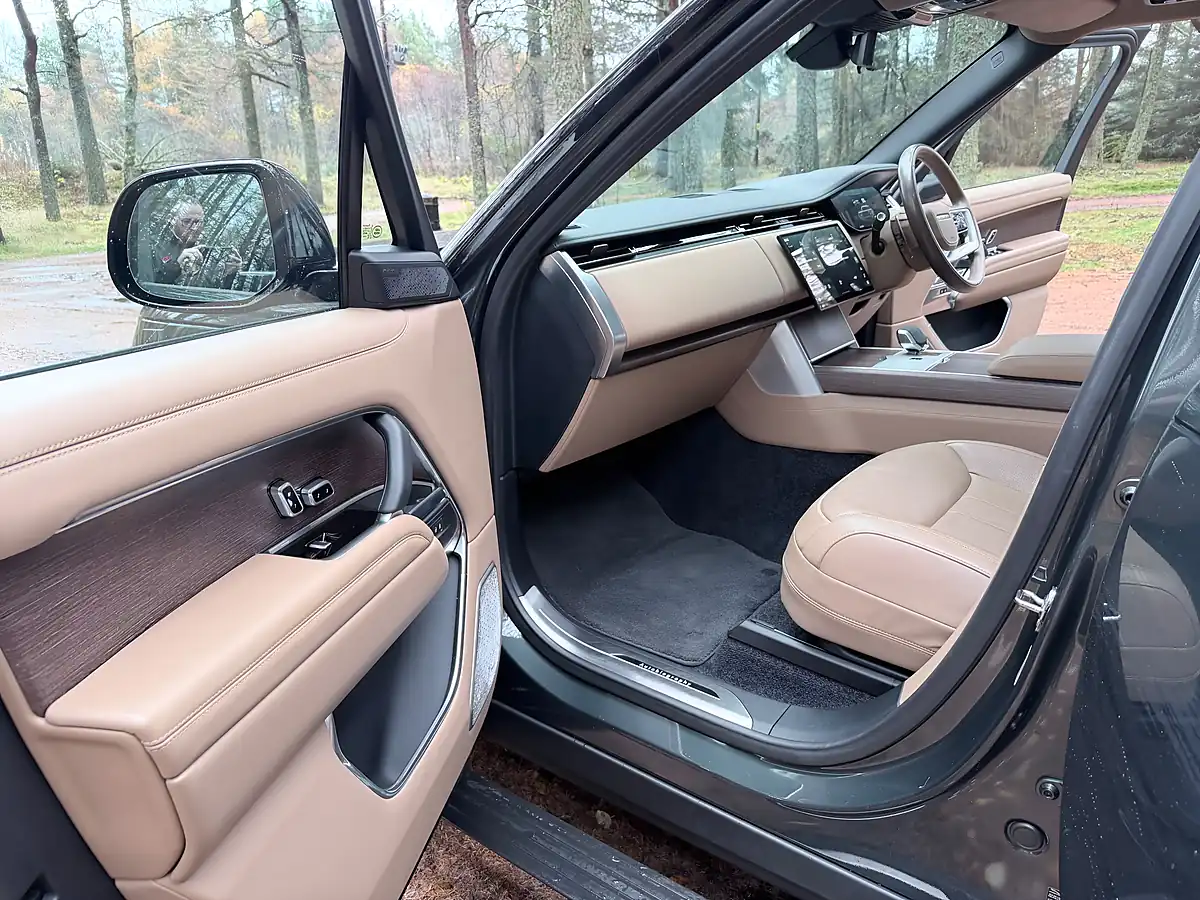 Used 2024 Land Rover Range Rover Autobiography Green - Interior and Exterior details 11