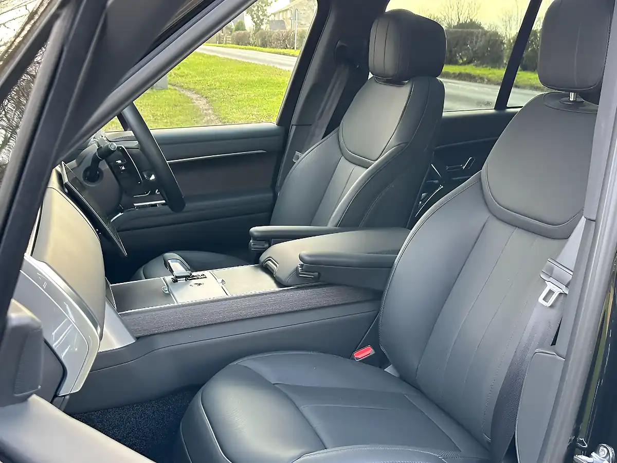 Used 2024 Land Rover Range Rover Se Santorini Black - Interior and Exterior details 11