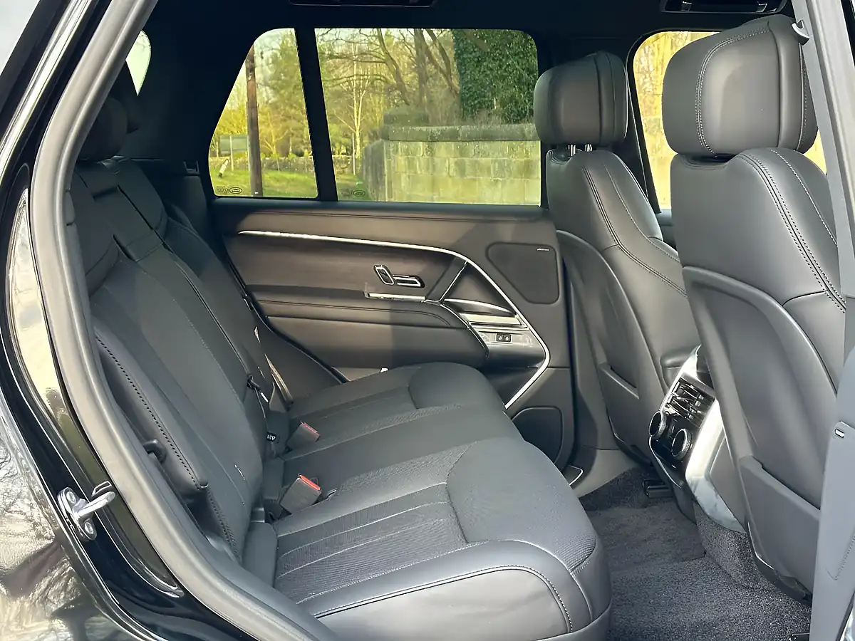Used 2024 Land Rover Range Rover Se Santorini Black - Interior and Exterior details 13