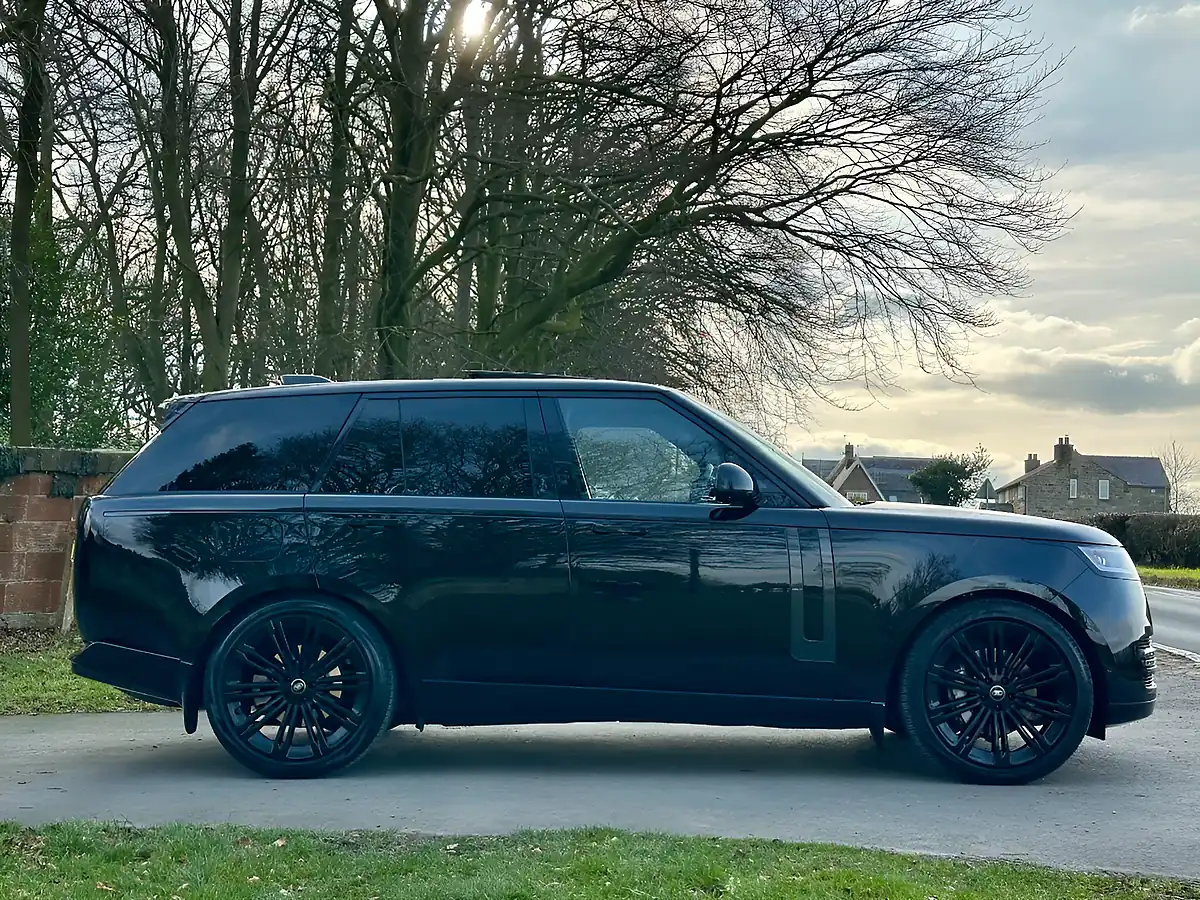 Used 2024 Land Rover Range Rover Se Santorini Black - Interior and Exterior details 3