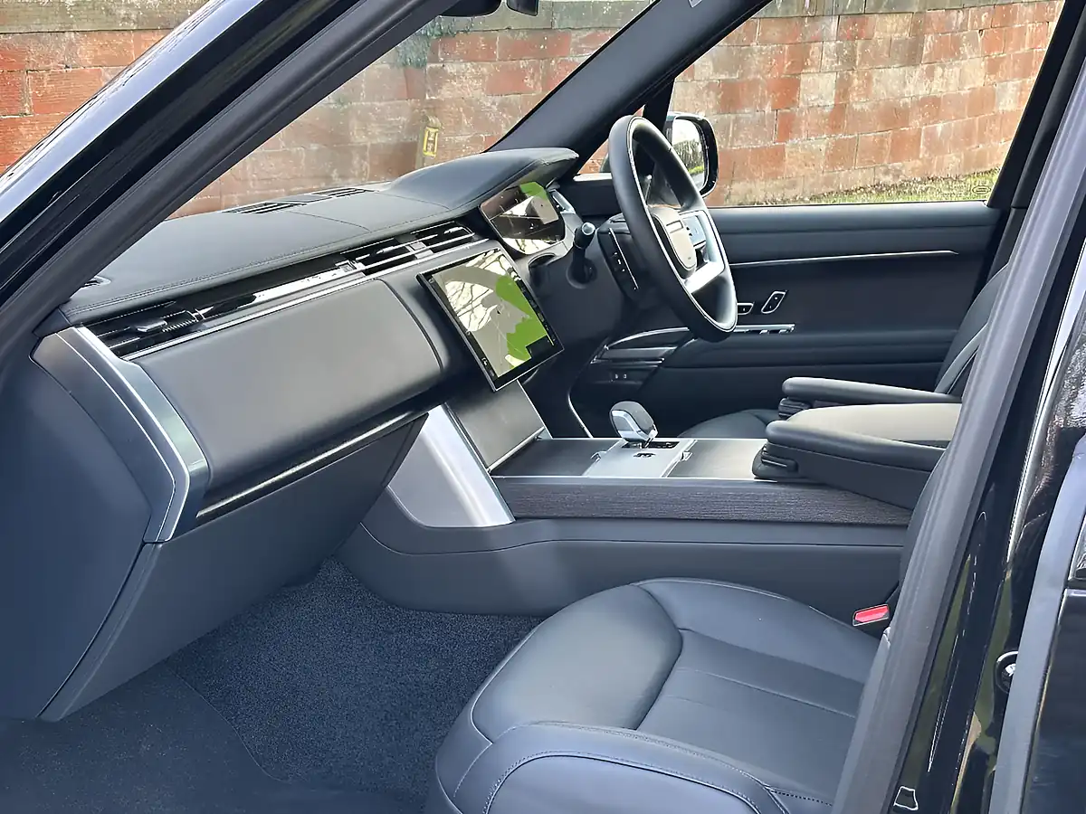Used 2024 Land Rover Range Rover Se Santorini Black - Interior and Exterior details 7