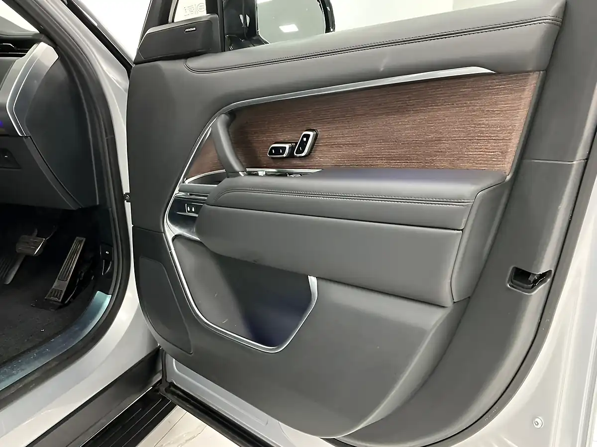 Used 2024 Land Rover Range Rover Se Silver - Interior and Exterior details 12