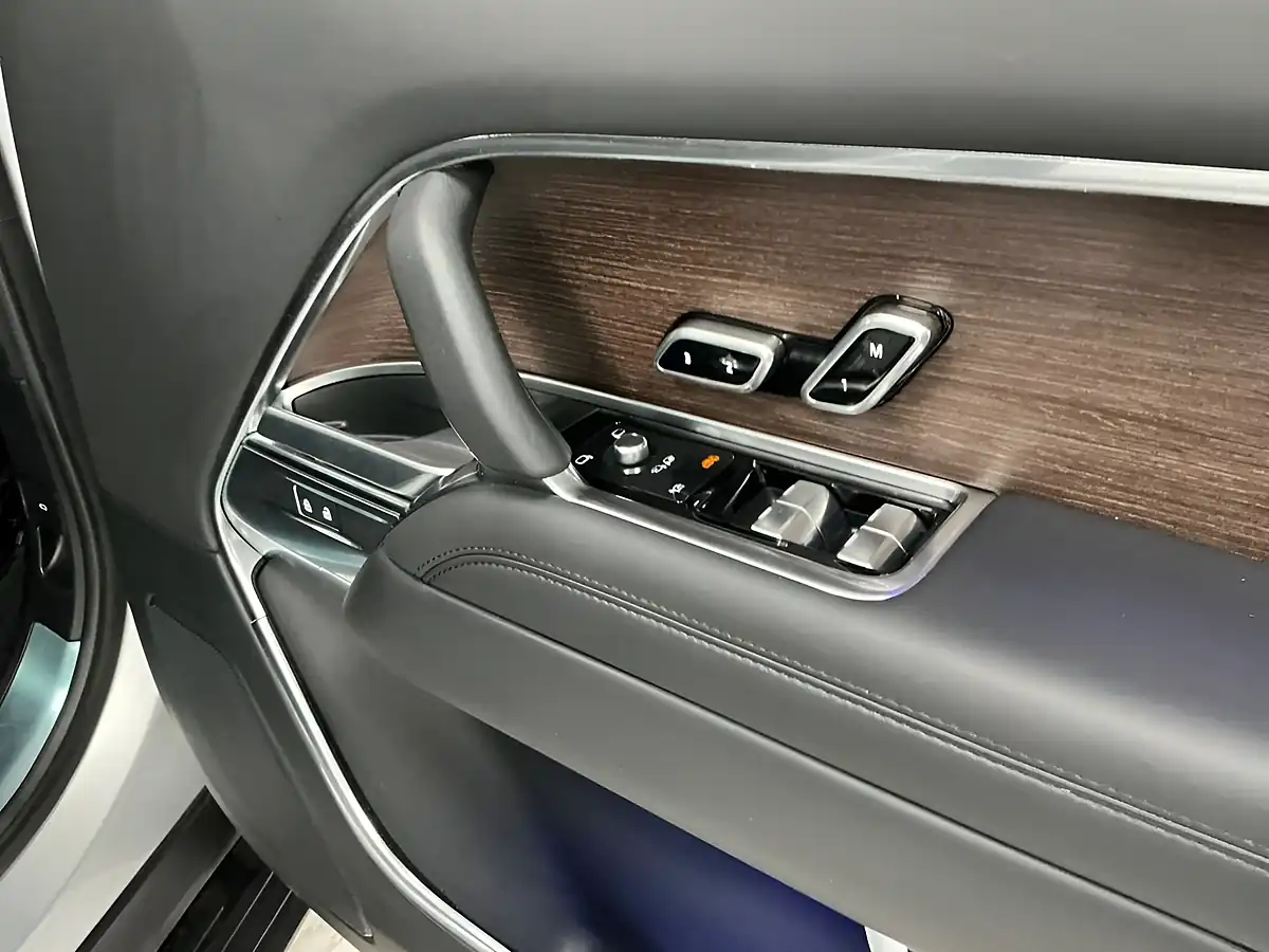 Used 2024 Land Rover Range Rover Se Silver - Interior and Exterior details 14