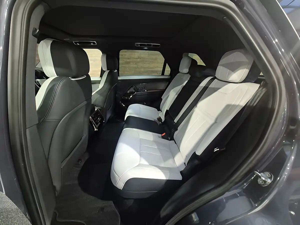 Used 2024 Land Rover Range Rover Sport Dynamic Se Blue - Interior and Exterior details 13