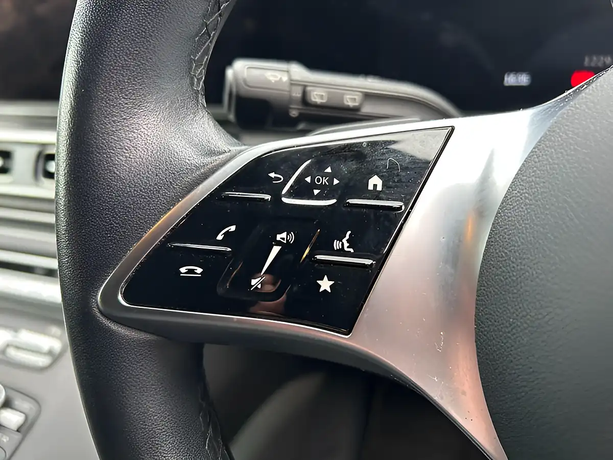 Used 2024 Mercedes-Benz V Class Sport Obsidian Black - Interior and Exterior details 13
