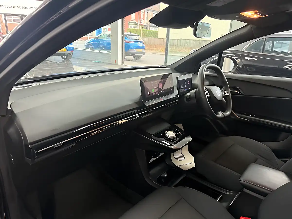 Used 2024 MG MG4 Se Long Range Black - Interior and Exterior details 11