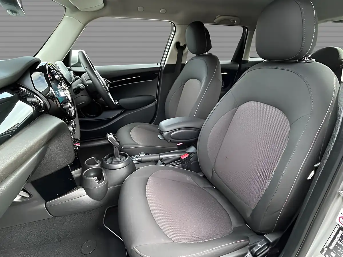 Used 2024 MINI Cooper Cooper Classic Melting Silver - Interior and Exterior details 15