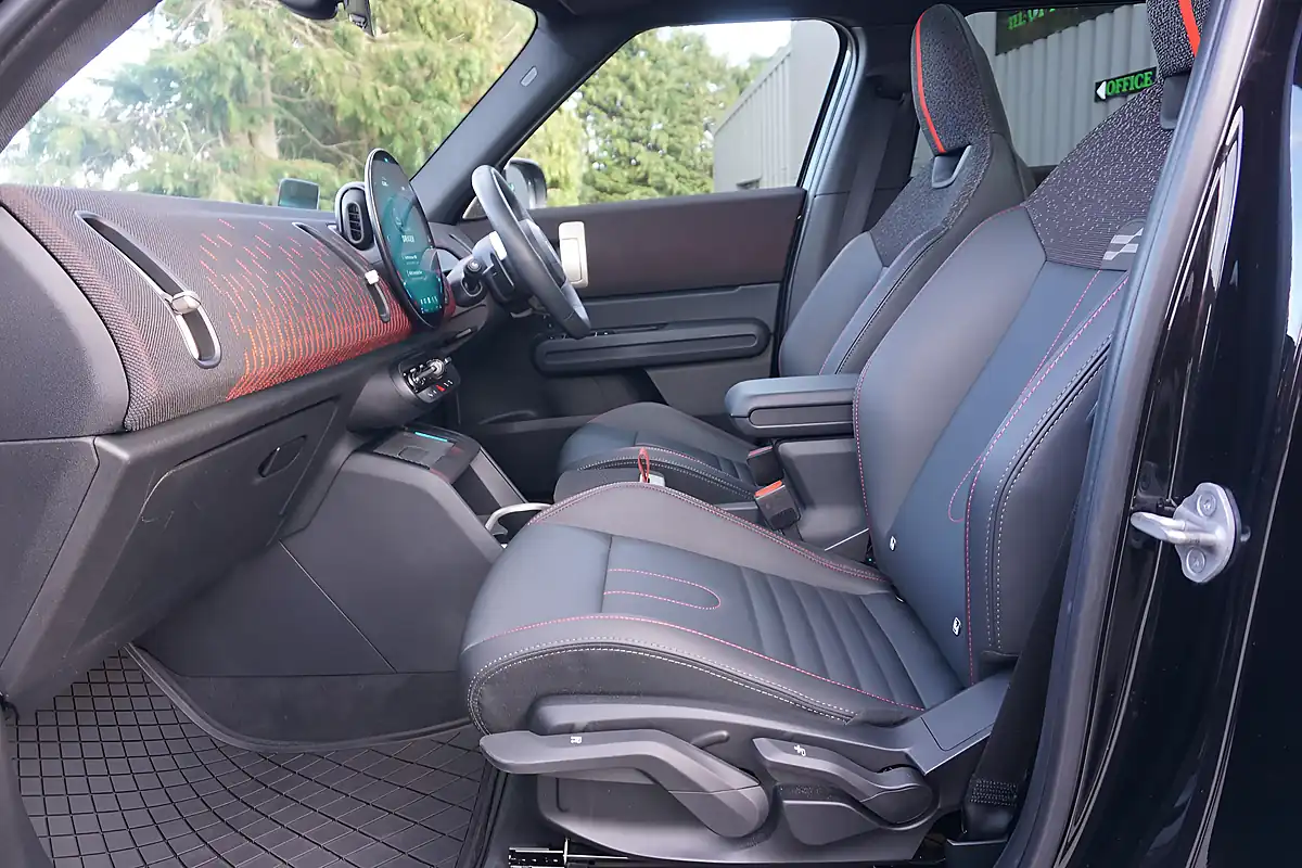 Used 2024 MINI Countryman S Sport Black - Interior and Exterior details 14