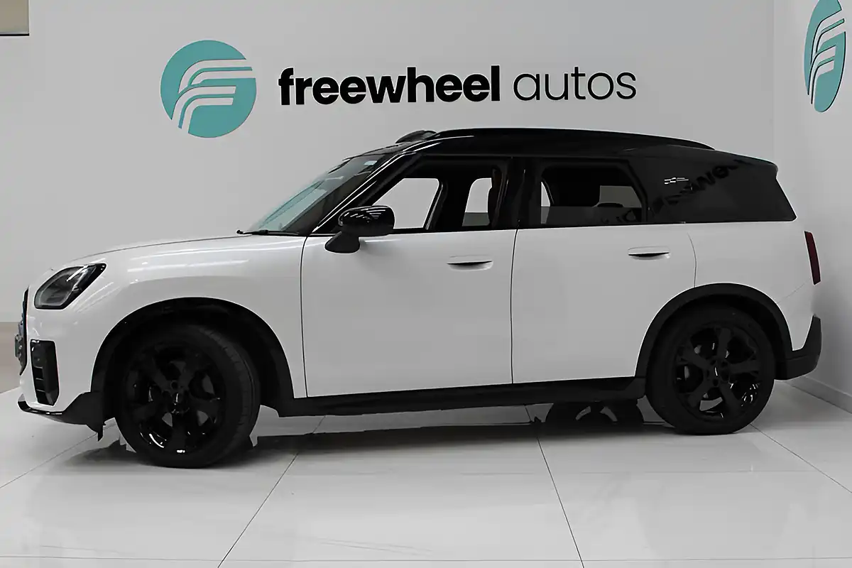 Used 2024 MINI Electric Countryman Se Sport White - Interior and Exterior details 4