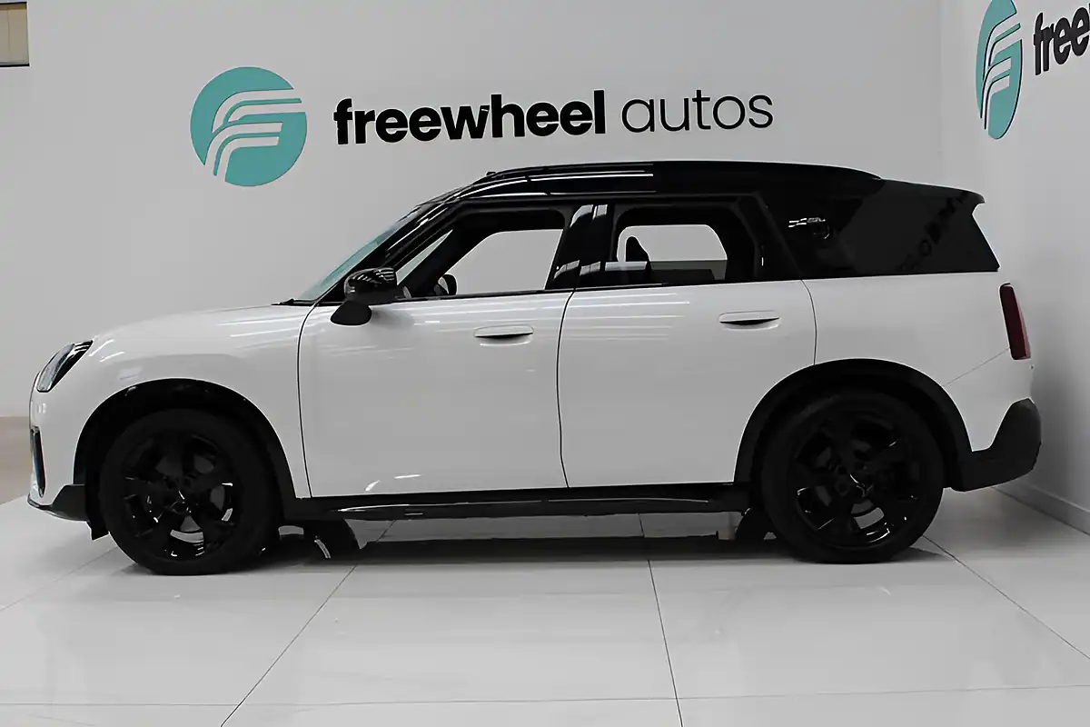 Used 2024 MINI Electric Countryman Se Sport White - Interior and Exterior details 9