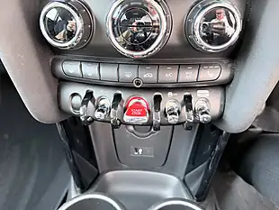 Used 2024 MINI Hatch Classic Green - Interior and Exterior details 17