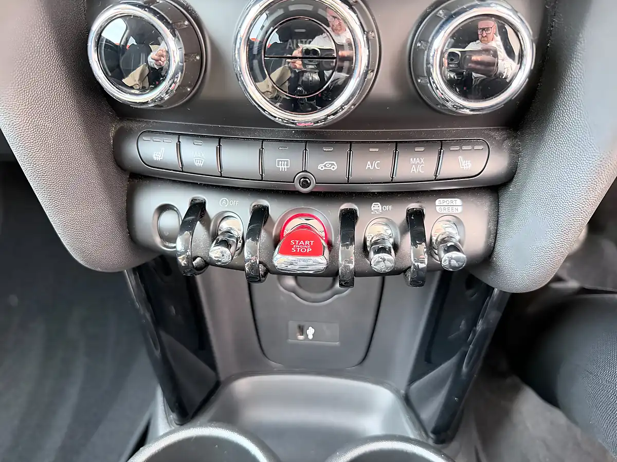Used 2024 MINI Hatch Classic Green - Interior and Exterior details 17