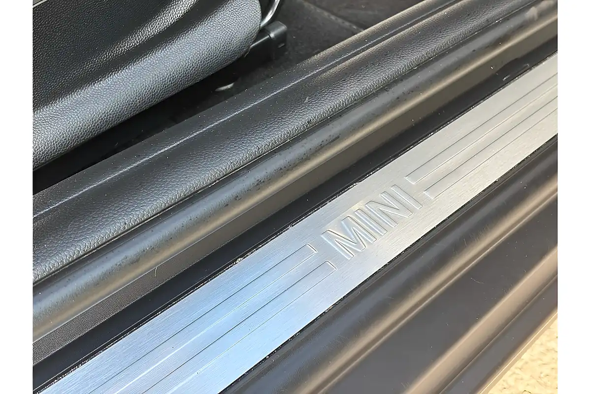 Used 2024 MINI Hatch Cooper Exclusive Nanuq White - Interior and Exterior details 12