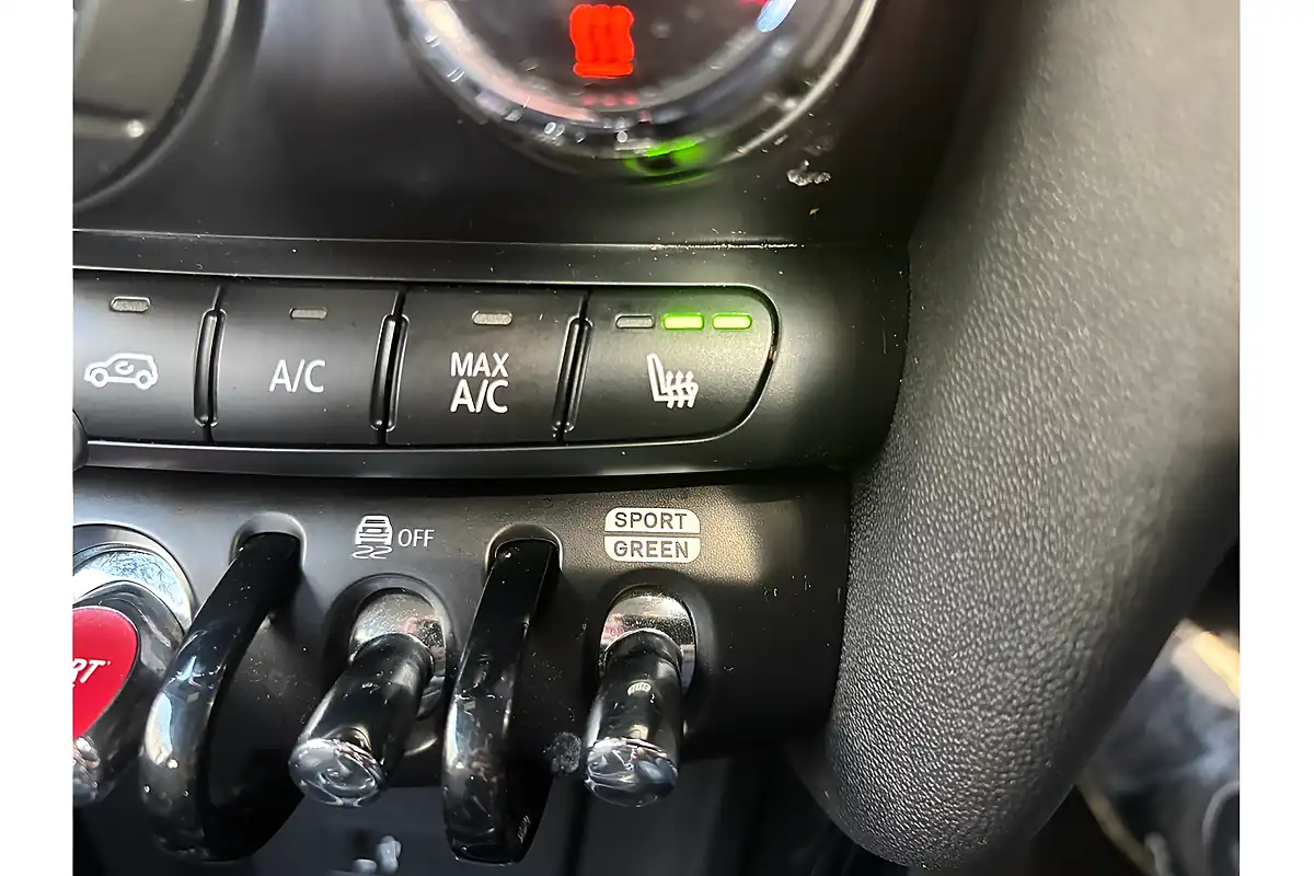 Used 2024 MINI Hatch Cooper Exclusive Nanuq White - Interior and Exterior details 14