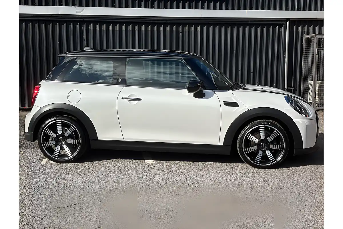 Used 2024 MINI Hatch Cooper Exclusive Nanuq White - Interior and Exterior details 3