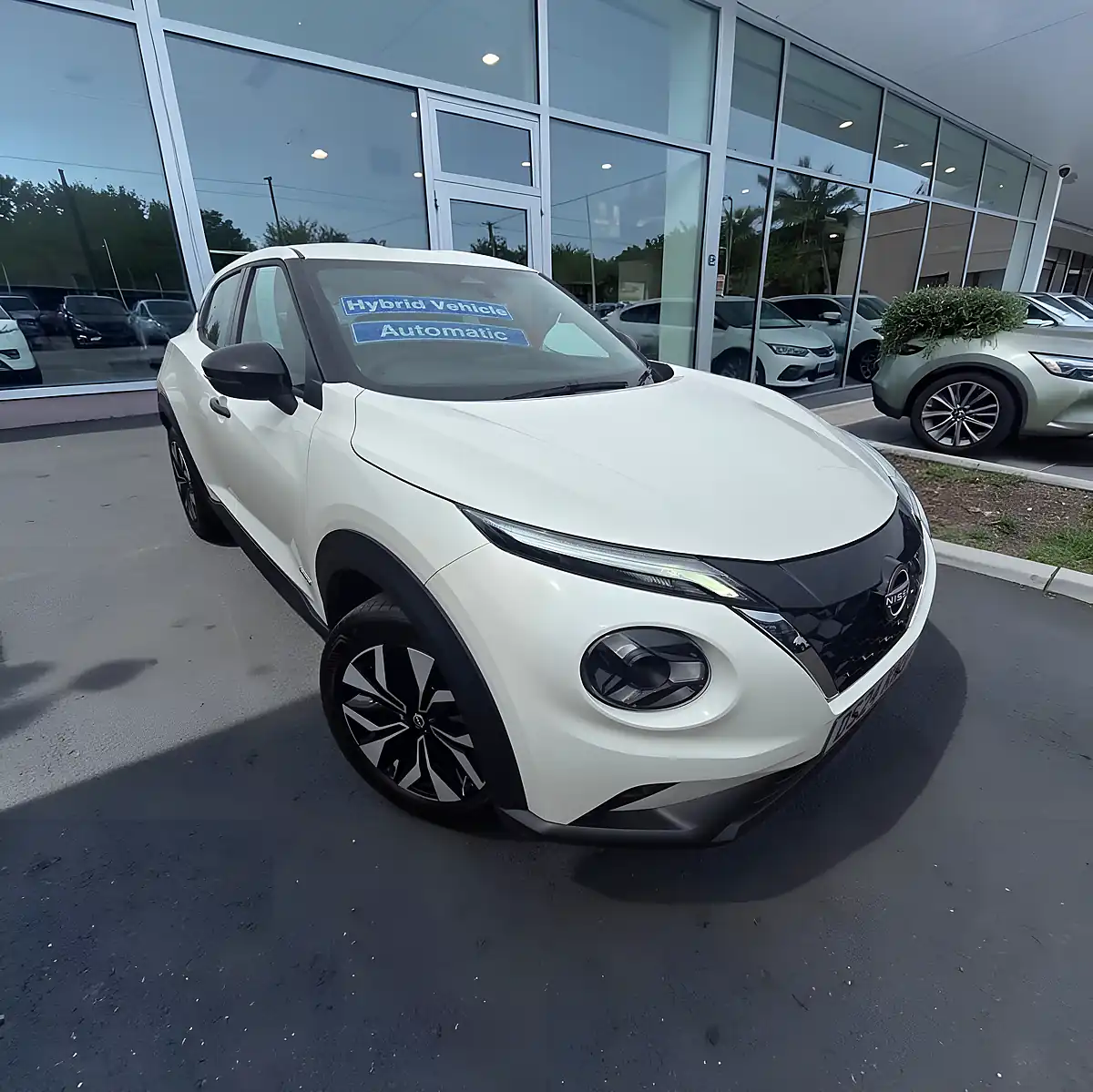 Used 2024 Nissan Juke Acenta Premium Arctic White - Front View