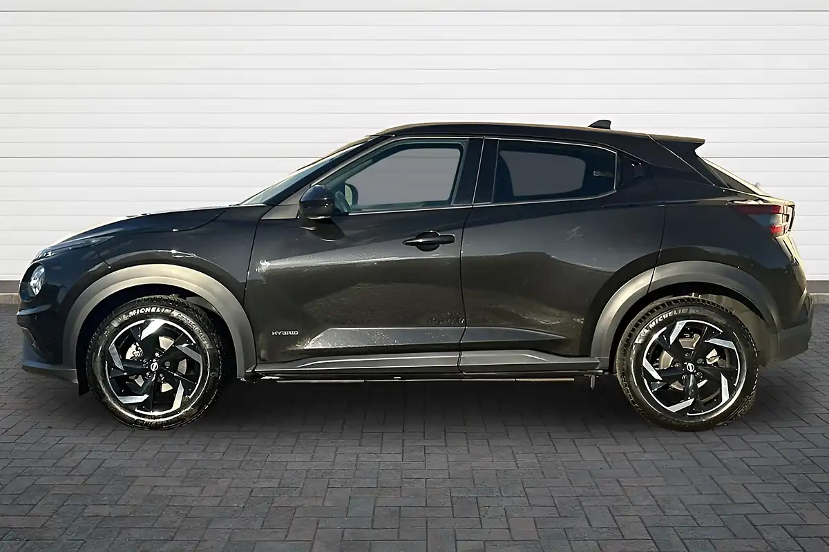 Used 2024 Nissan Juke N-Connecta Pearl Black - Interior and Exterior details 6