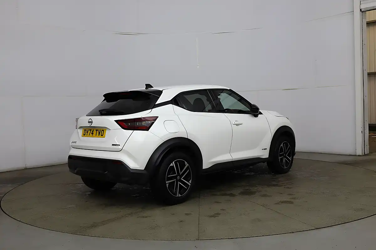 Used 2024 Nissan Juke N-Connecta White - Interior and Exterior details 6