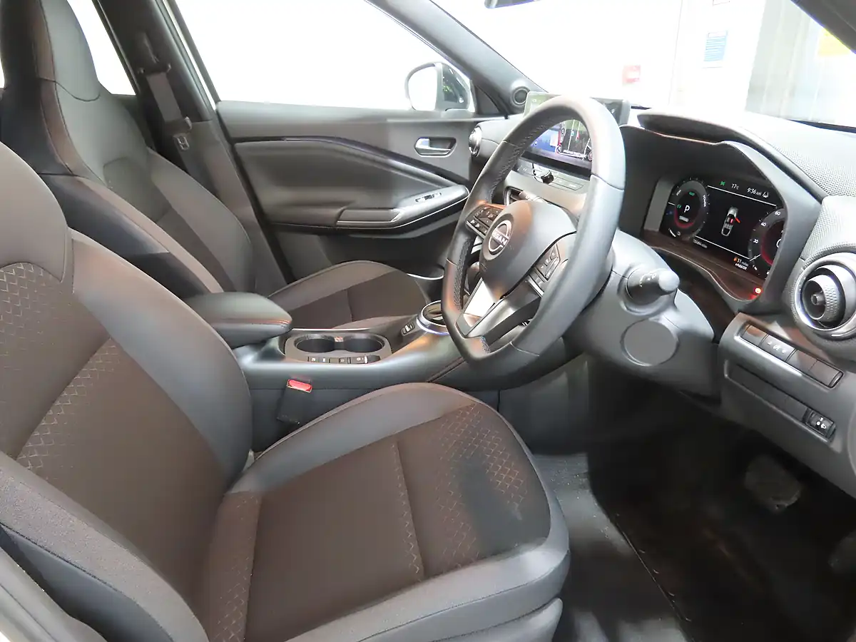 Used 2024 Nissan Juke N-Connecta White - Interior and Exterior details 8