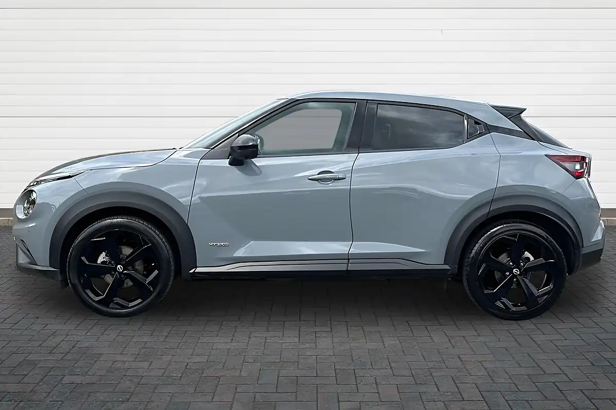 Used 2024 Nissan Juke Tekna Ceramic Grey - Interior and Exterior details 6