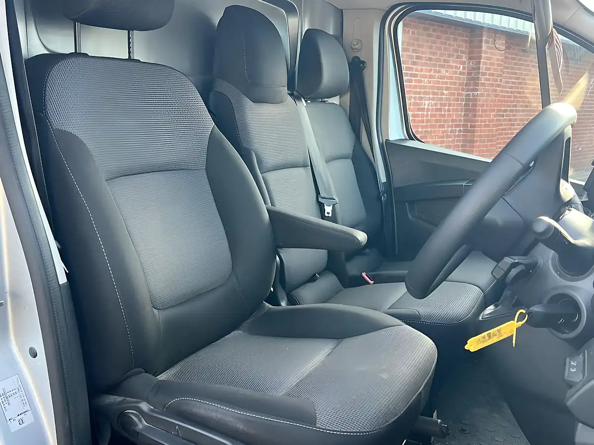Used 2024 Nissan Primastar Acenta Grey - Interior and Exterior details 6