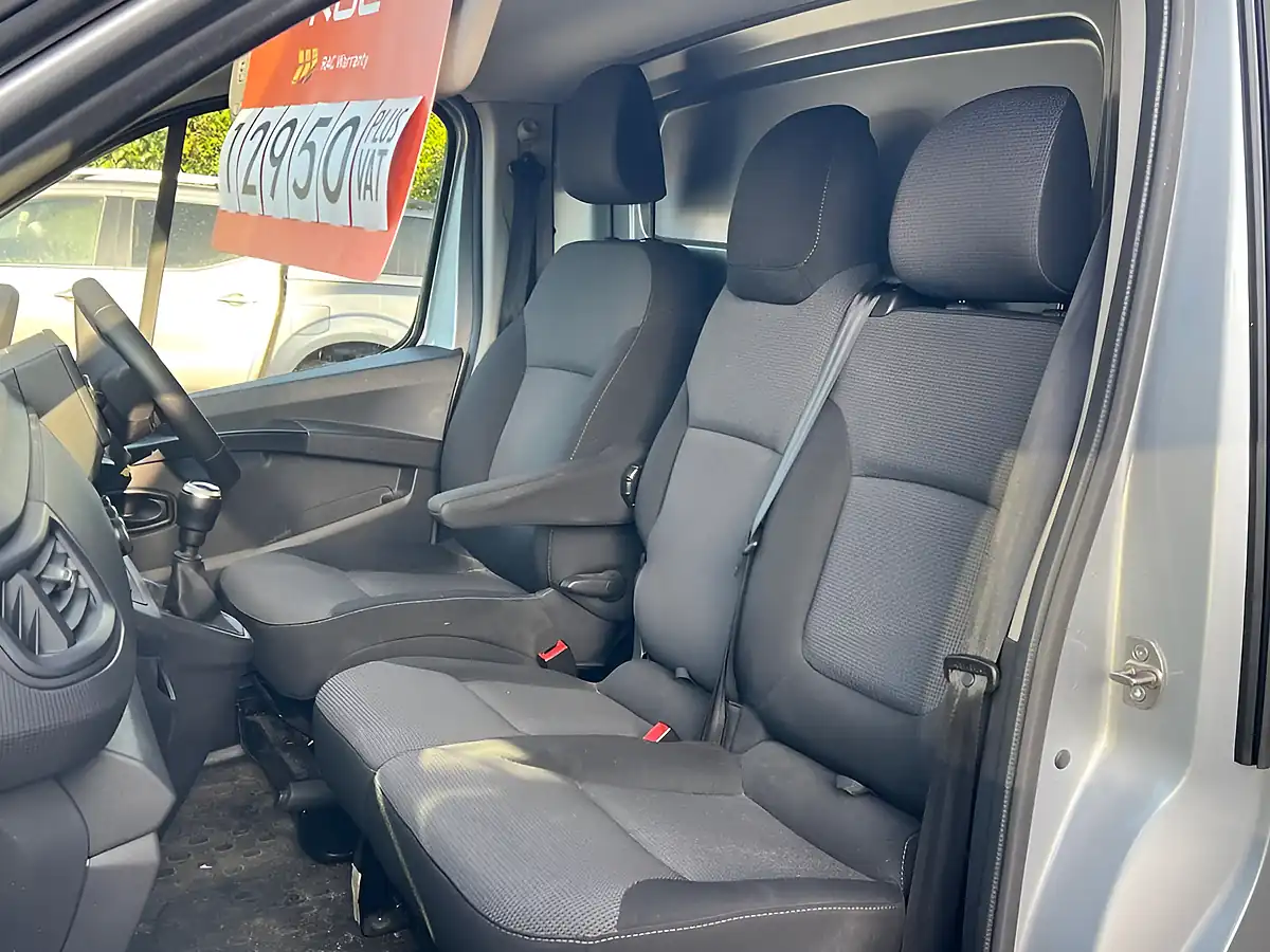 Used 2024 Nissan Primastar Acenta Grey - Interior and Exterior details 7