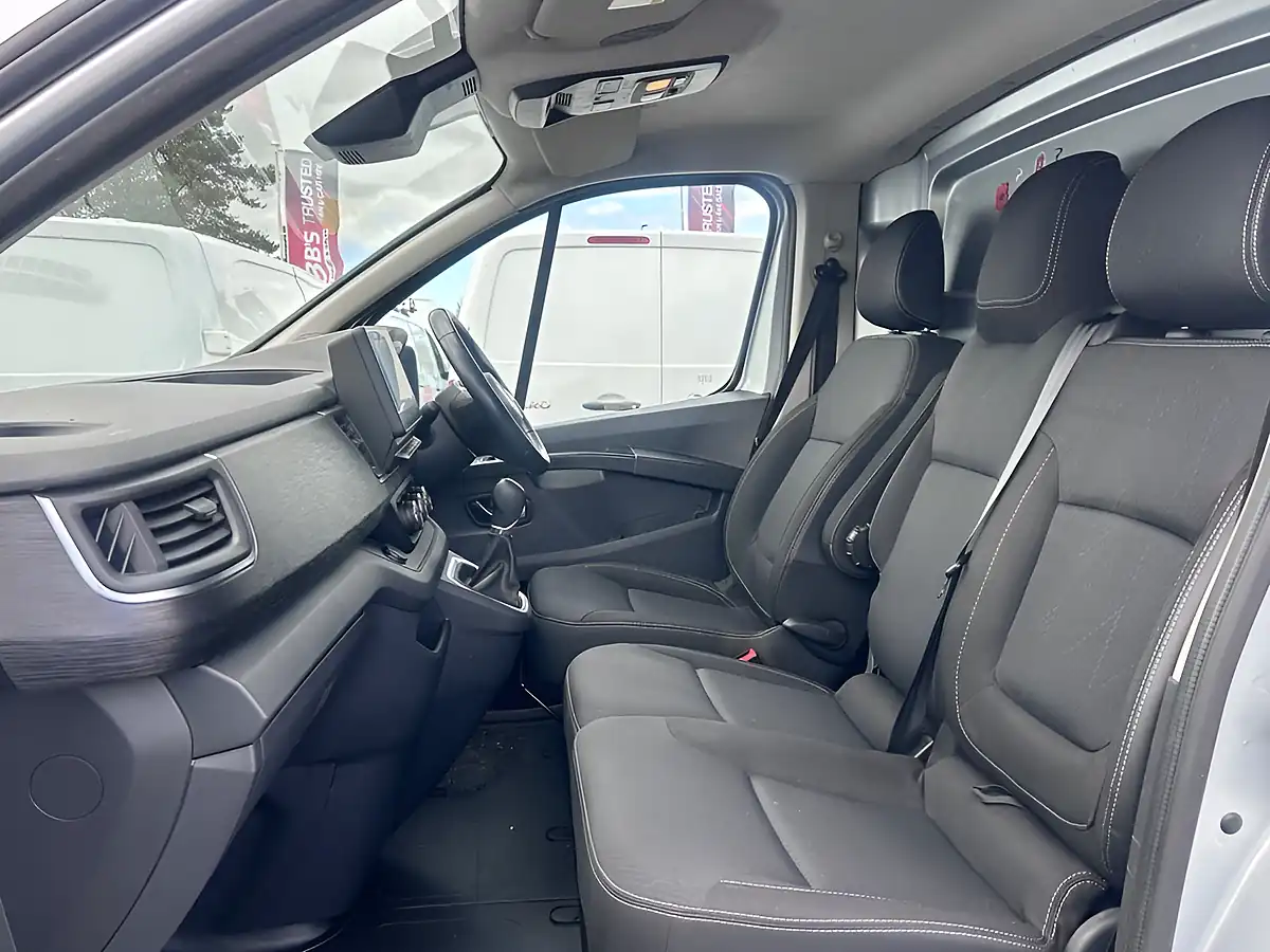 Used 2024 Nissan Primastar Tekna Grey - Interior and Exterior details 12
