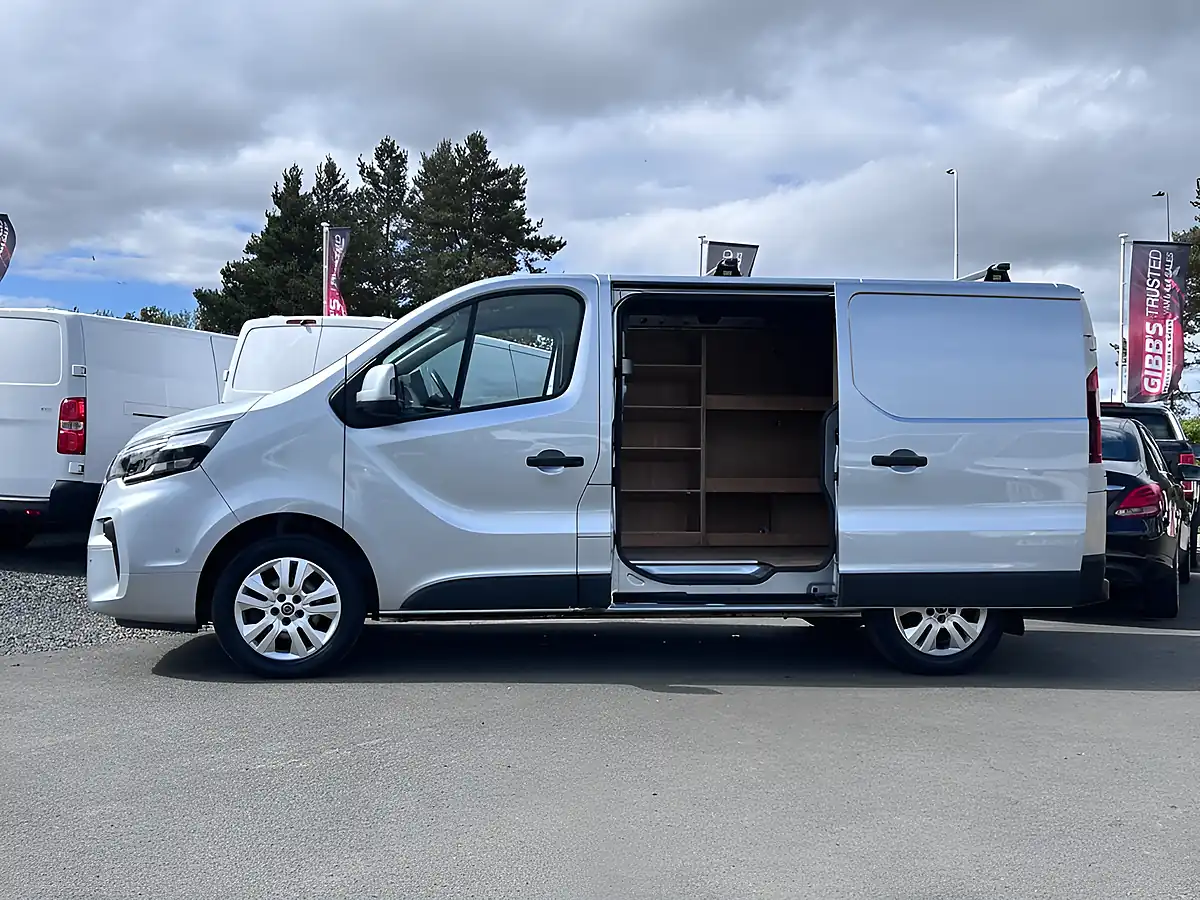 Used 2024 Nissan Primastar Tekna Grey - Interior and Exterior details 13