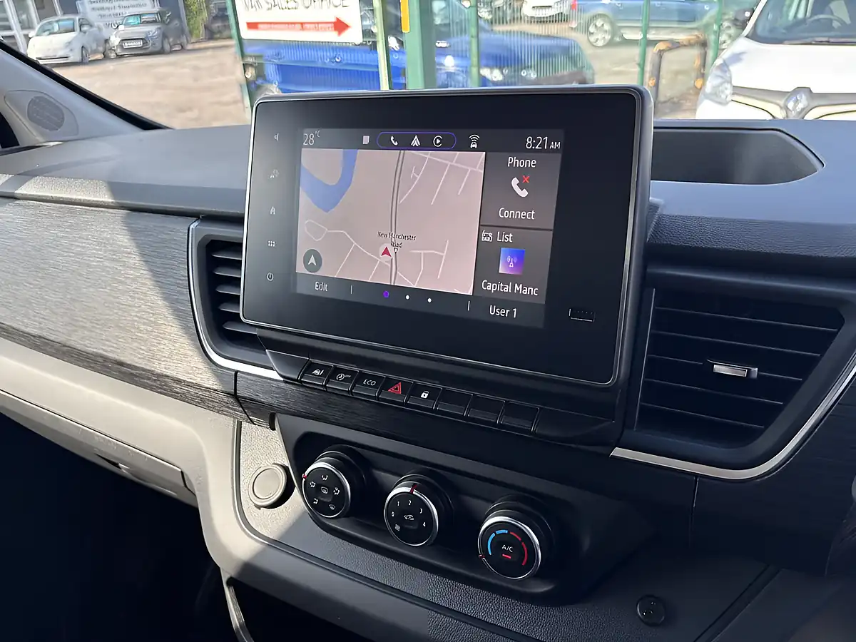 Used 2024 Nissan Primastar Tekna White - Interior and Exterior details 10