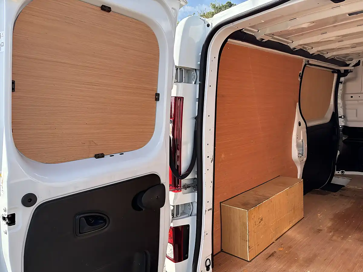 Used 2024 Nissan Primastar Tekna White - Interior and Exterior details 13