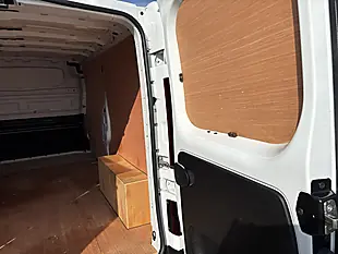 Used 2024 Nissan Primastar Tekna White - Interior and Exterior details 14