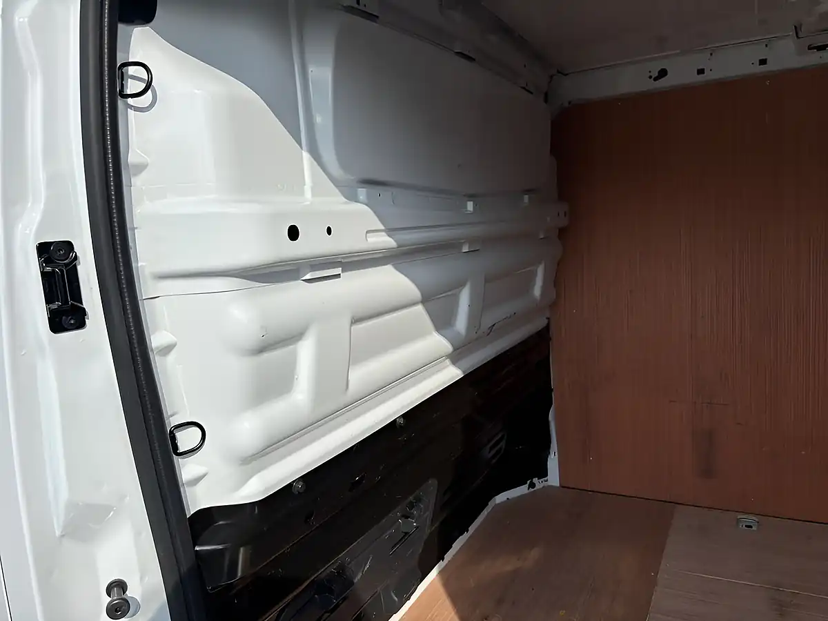 Used 2024 Nissan Primastar Tekna White - Interior and Exterior details 15